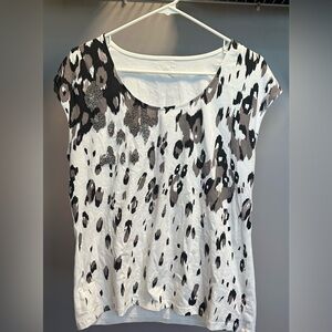 ANN TAYLOR size LARGE PETITE white with gray & black markings, short sleeved top